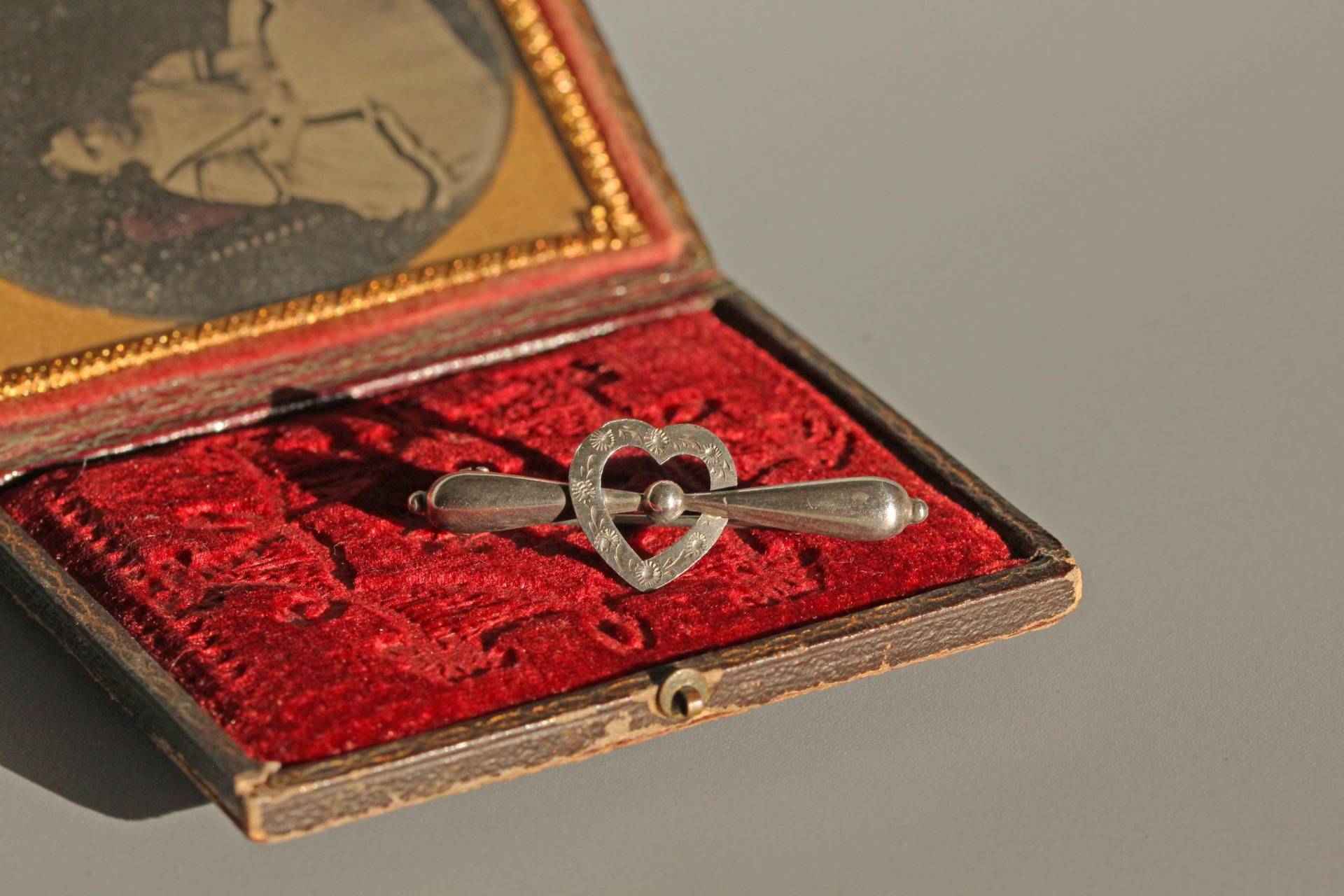 Antike, Geschwollene Herzförmige Brosche, Aus Sterlingsilber Antike, Geschwollene Herzförmige Brosche, Aus Sterlingsilber von CitrineAntiqueJewels