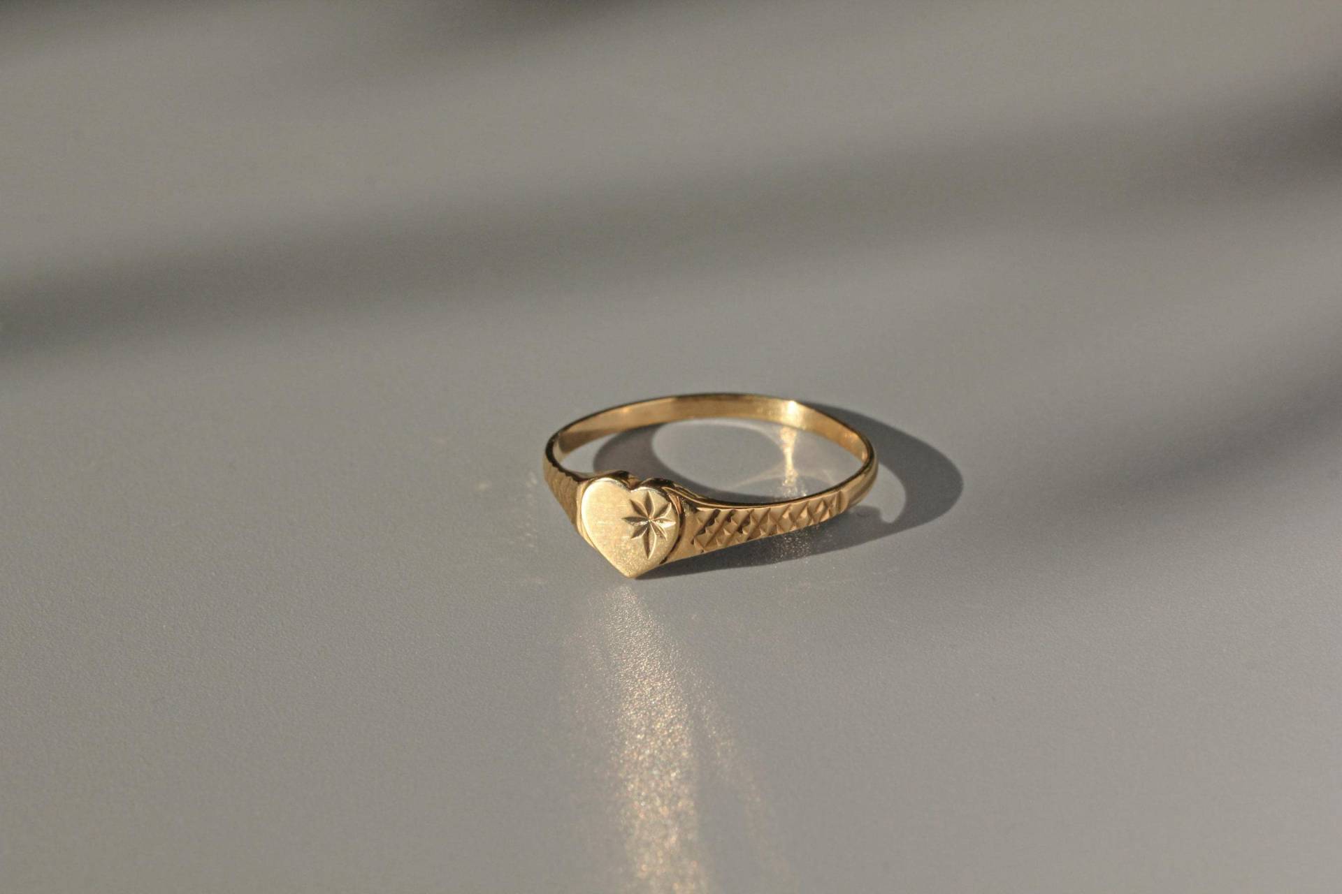 Vintage Siegelring in Herzform Mit Starburst, 9 Karat Gold Vintage Siegelring in Herzform Mit Starburst, 9 Karat Gold von CitrineAntiqueJewels