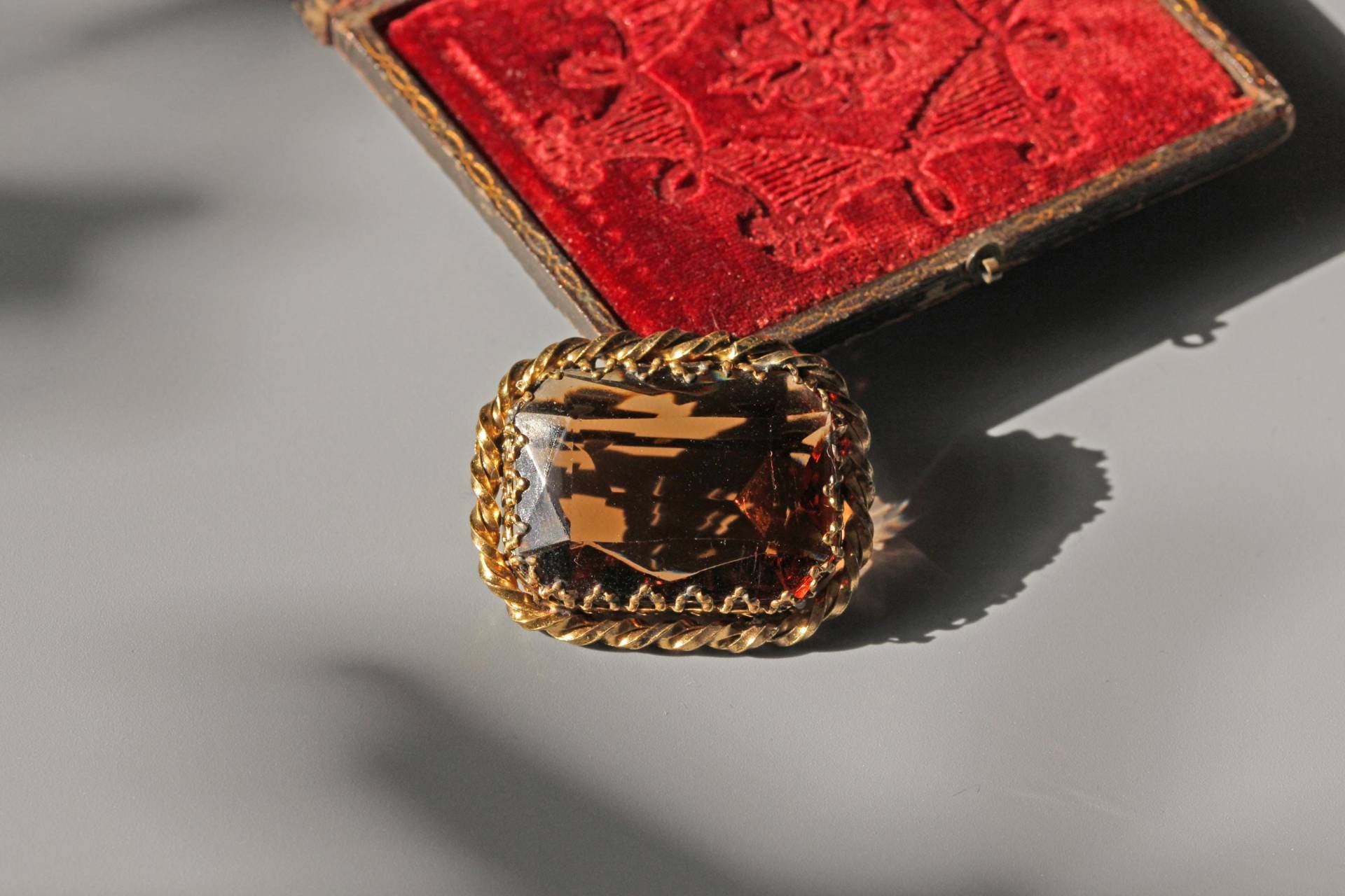 Vintage Westdeutsche Glasbrosche Mit Goldfarbener Fassung Vintage Westdeutsche Glasbrosche Mit Goldfarbener Fassung von CitrineAntiqueJewels