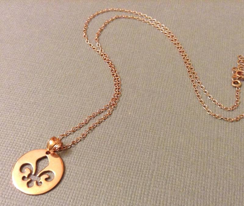 Fleur De Lis Halskette Aus Sterling Silber | Matte Finish - Rosévergoldung, Schmuck von CityofJewelz