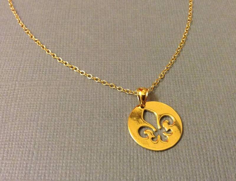 Fleur De Lis Halskette Aus Sterlingsilber | Mattiert - Gelbgoldauflage, Fleu Schmuck von CityofJewelz