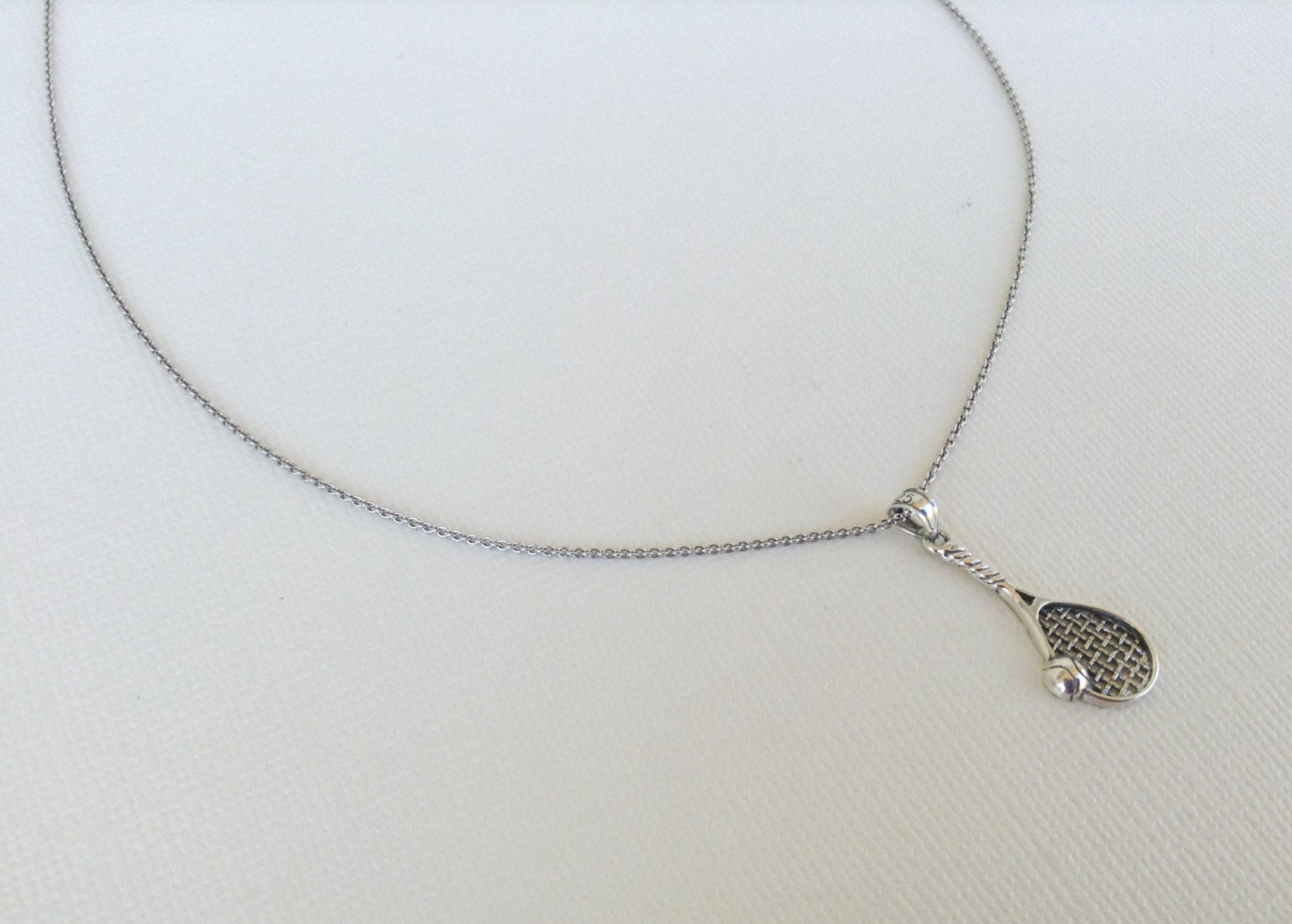 Fröhliche Tennisschläger Halskette Aus Sterling Silber, Tennisschläger Anhänger/Charm, Schmuck, Team Geschenk von CityofJewelz