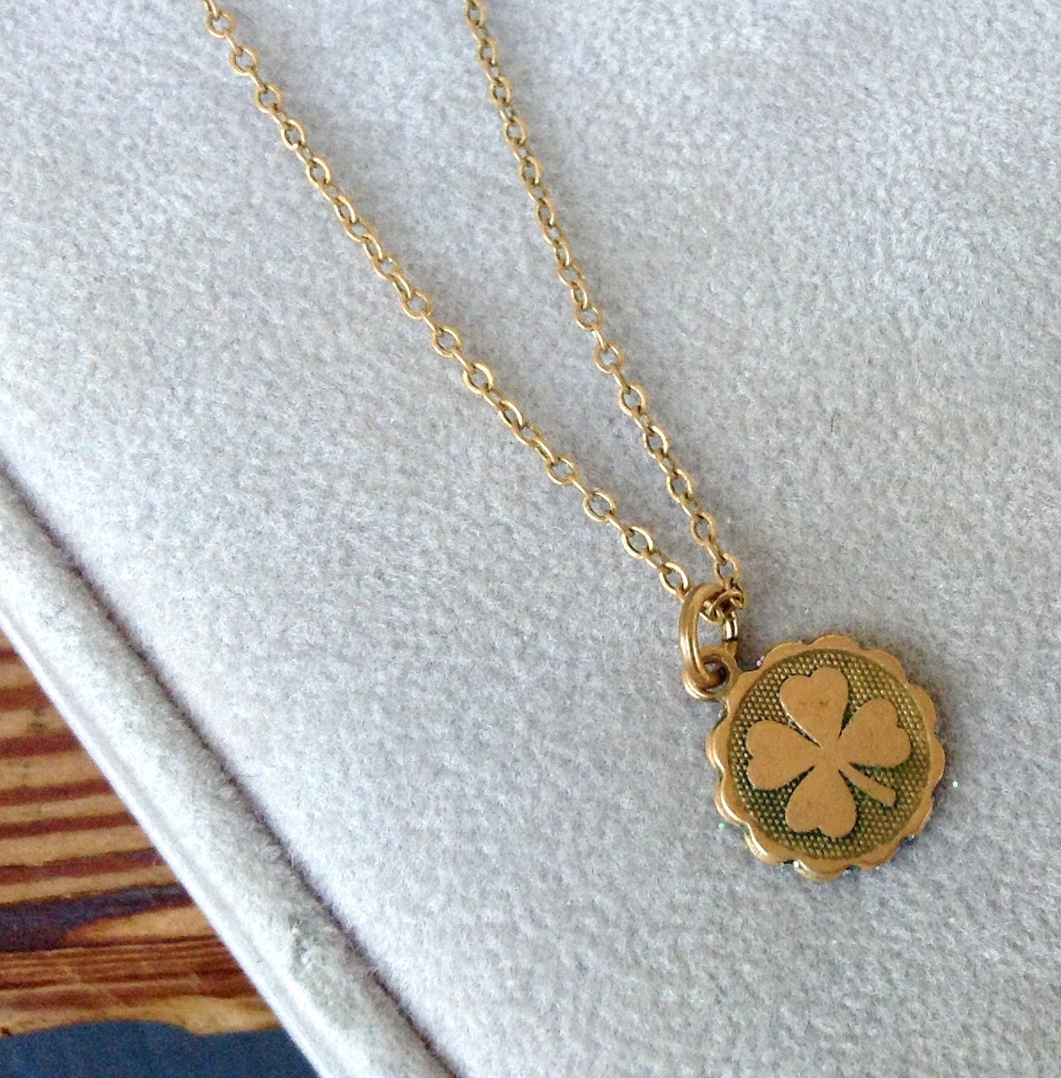 Glücksshamrock Charm Halskette in Bronze von CityofJewelz