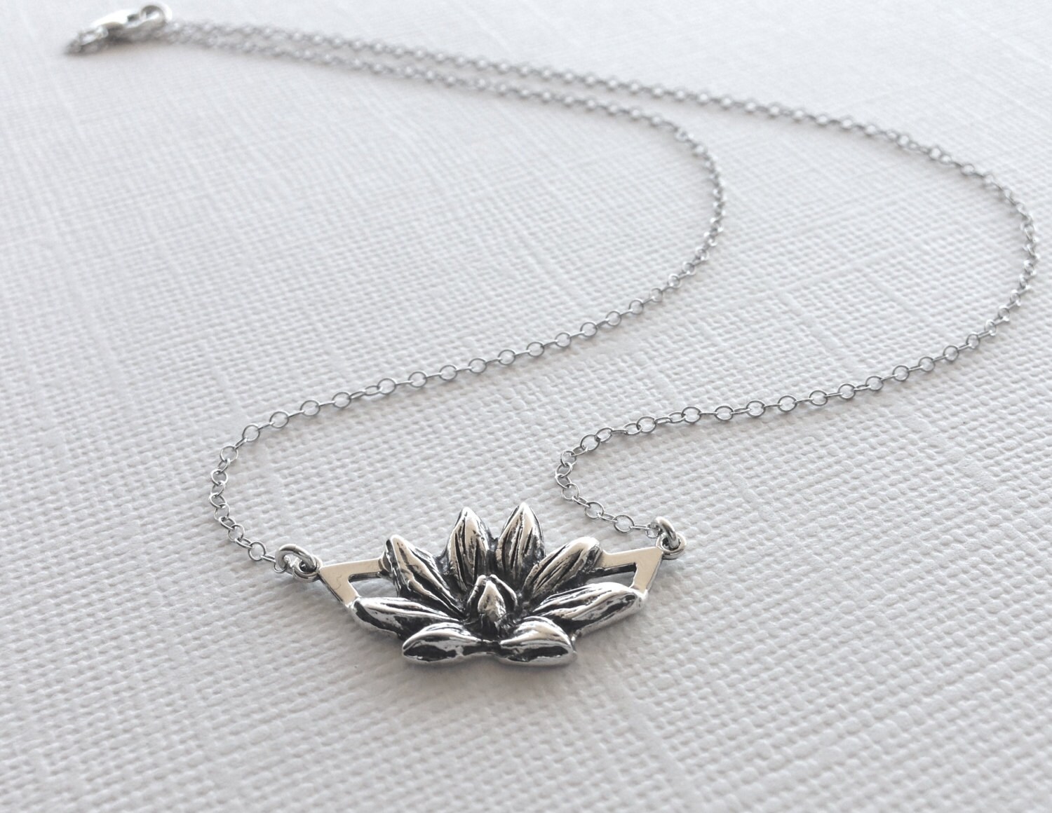 Lotusblüte Halskette in Sterling Silber, Lotus Schmuck, Yoga Schmuck von CityofJewelz