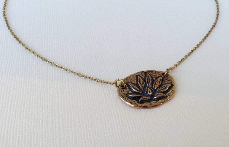 Lotusblüten Halskette Mit | Aufklärung Inschrift in Bronze von CityofJewelz