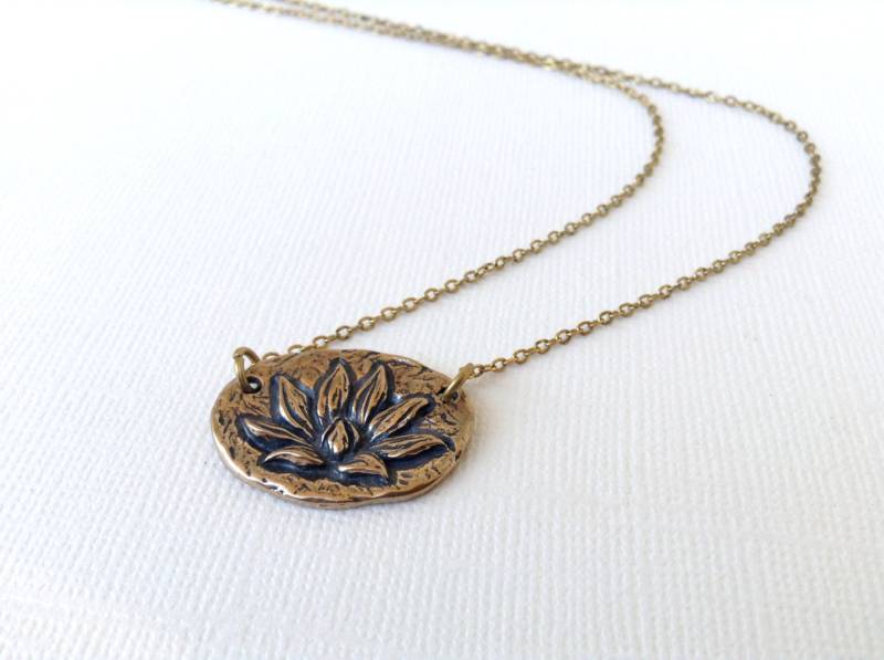 Lotusblüten Halskette Mit | Aufklärung Inschrift in Bronze von CityofJewelz