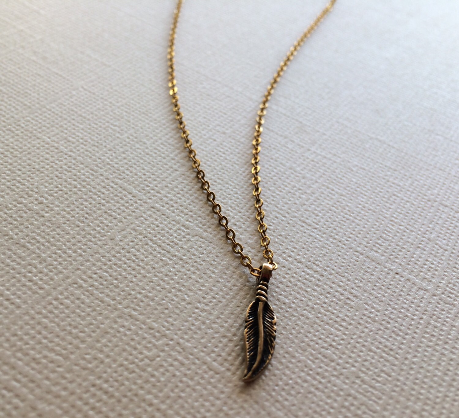 Tiny Feder Halskette in Bronze von CityofJewelz