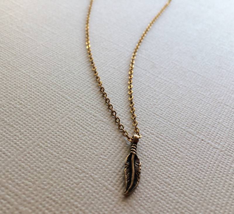 Tiny Feder Halskette in Bronze von CityofJewelz