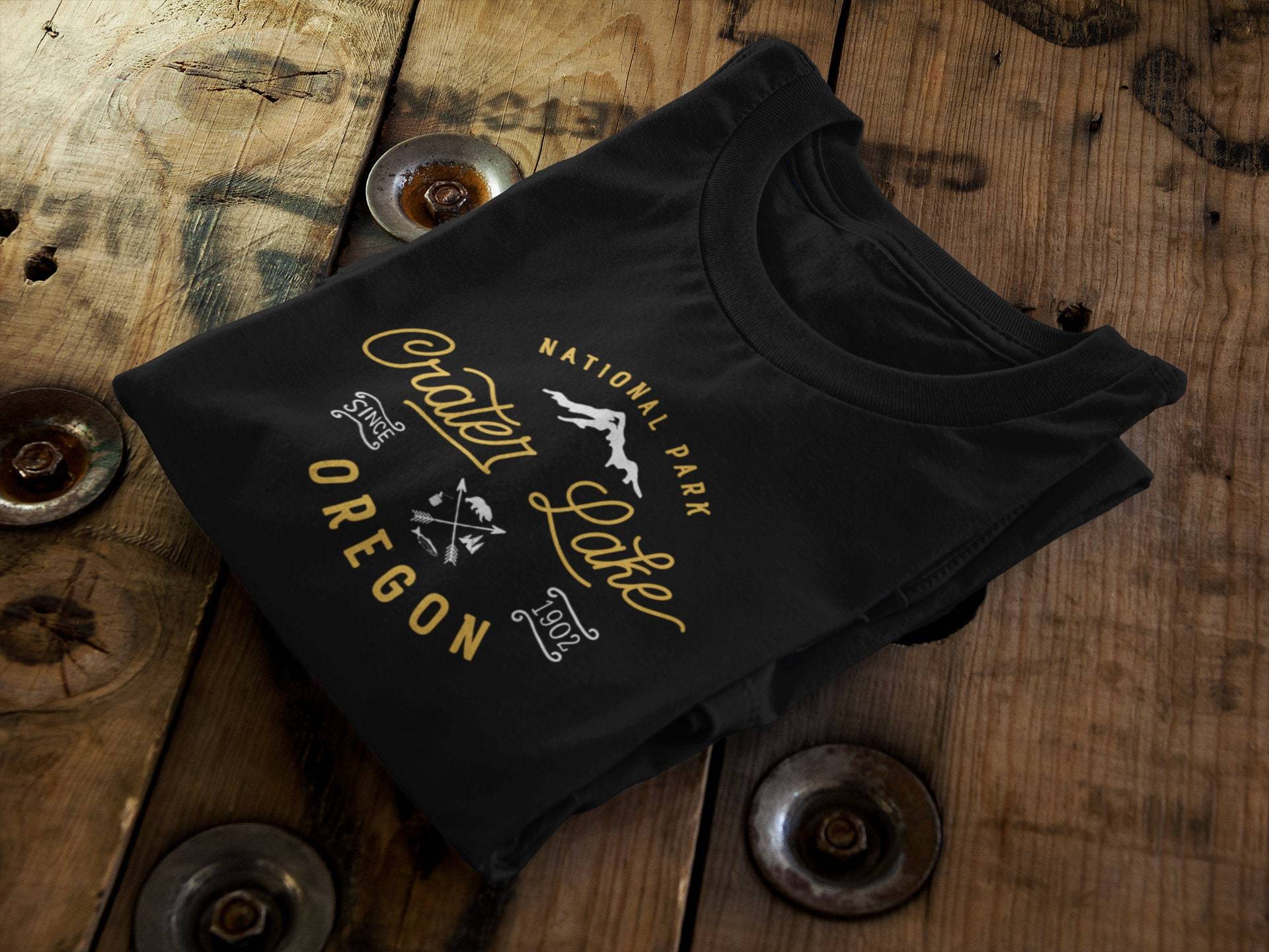 Krater Lake Oregon Nationalpark Vintage Retro Outdoor Neuheit Kurzarm Unisex T-Shirt Krater Lake Oregon Nationalpark Vintage Retro Outdoor Neuheit Kurzarm Unisex T-Shirt von CityofRosescreations