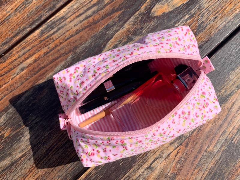 Abgesteppte Kosmetiktasche Aus Rosa Geblümter Baumwolle Mit Gestreiftem Innenfutter, Schmale Kosmetiktasche, Kulturtasche in 4 Größen von ClaireAccessoires