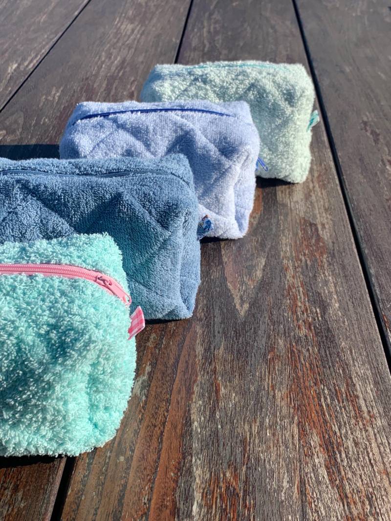 Blaue Oder Petrolfarbene Kosmetiktasche Aus Frottierstoff - Kulturtasche von ClaireAccessoires