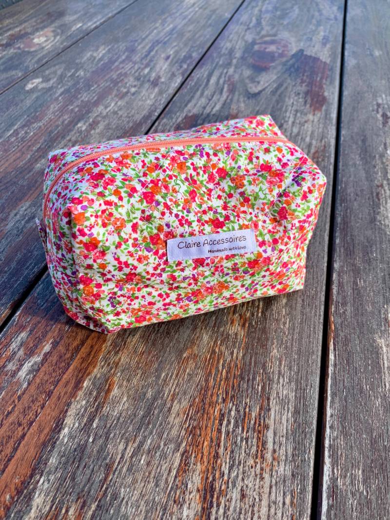 Blumige Schminktasche Mit Vichykaro-Innenseite - Große Geblümte Haarwerkzeugtasche Kulturtasche Geldbeutel Und Passendes Federmäppchen von ClaireAccessoires