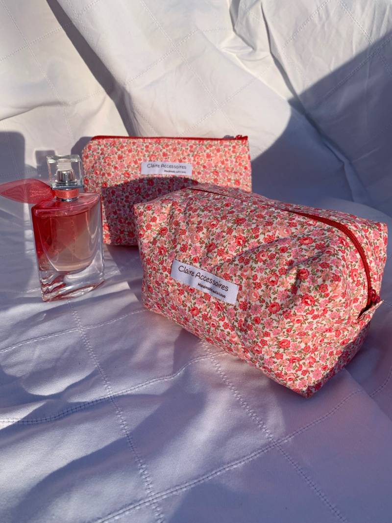 Federmäppchen - Große Kosmetiktasche Mit Roten Blumen & Vichy Karo Geblümte Innenfutter Kulturtasche von ClaireAccessoires