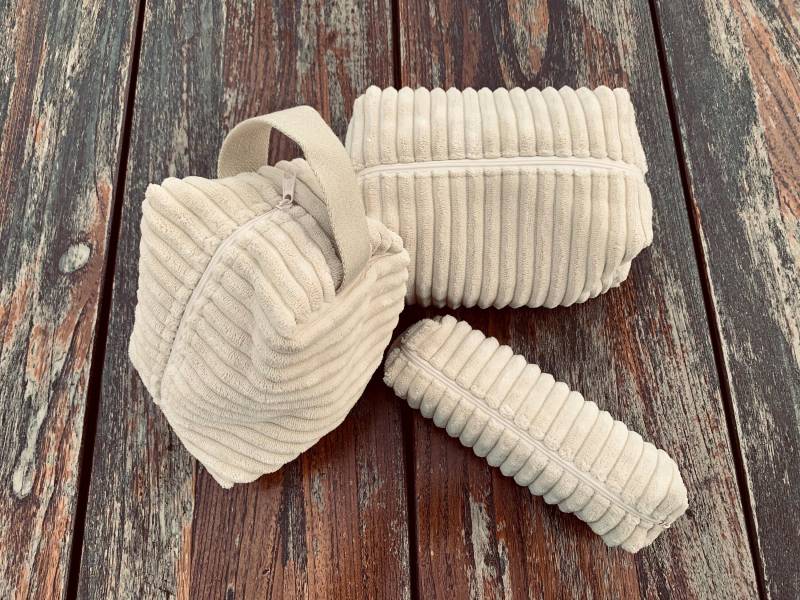 Gesteppte Beige Schminktasche, Aussen Weicher Cord & Innen Geblümter Schminktäschchen - Kosmetiktasche Kulturtasche Passendes Federmäppchen von ClaireAccessoires