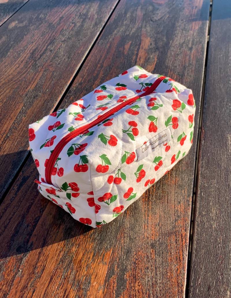 Gesteppte Schminktasche Aus Baumwolle Mit Kirschen & Vichy Karo | Gingham - Haar Werkzeugtasche, Kulturtasche, Geldbeutel Und Passendes von ClaireAccessoires