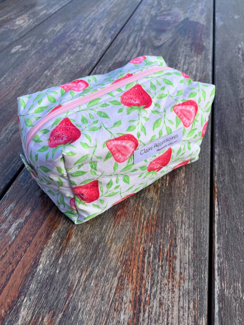 Gesteppte Schminktasche Mit Erdbeeren - Große Haar Werkzeugtasche Schlanke Vichykaro Kulturtasche Geldtasche & Federmäppchen von ClaireAccessoires
