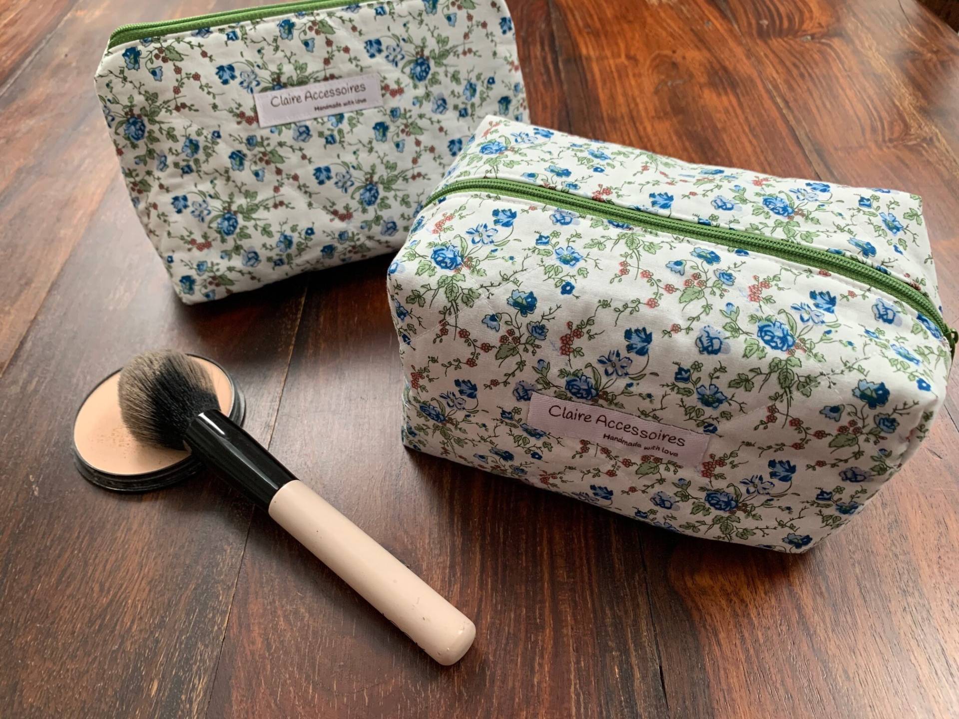 Grüne Blumen Schminktasche Mit Vichy Karo Innenseite - Gingham Handgemachte Kulturtasche Für Damen von ClaireAccessoires