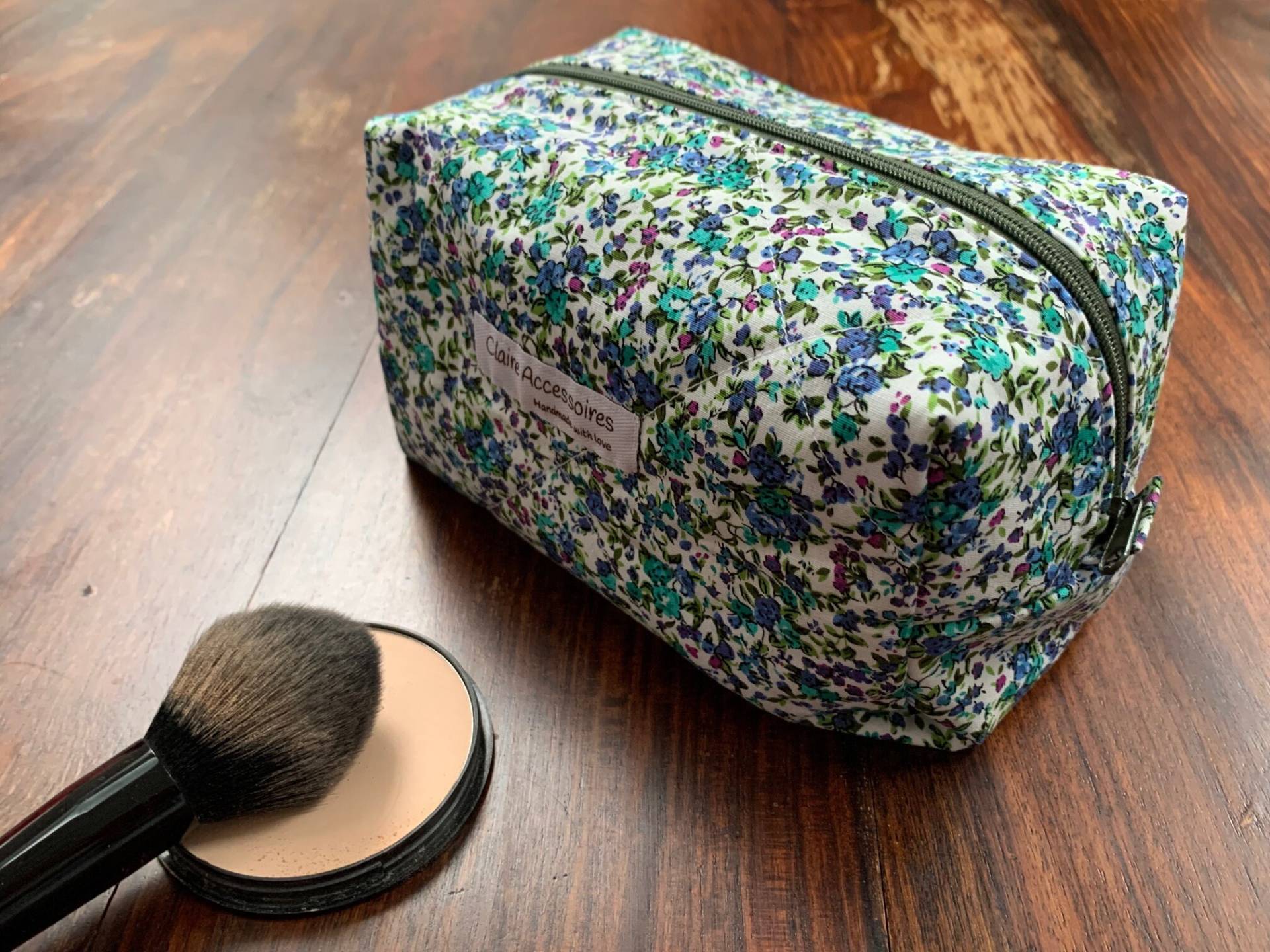 Grüne Make-Up-Tasche Mit Ditsy-Blumenmuster Und Grünem Vichy-Karo-Futter - Handgemachte Gingham-Make-Up-Tasche Süße Bunte Kulturtasche von ClaireAccessoires