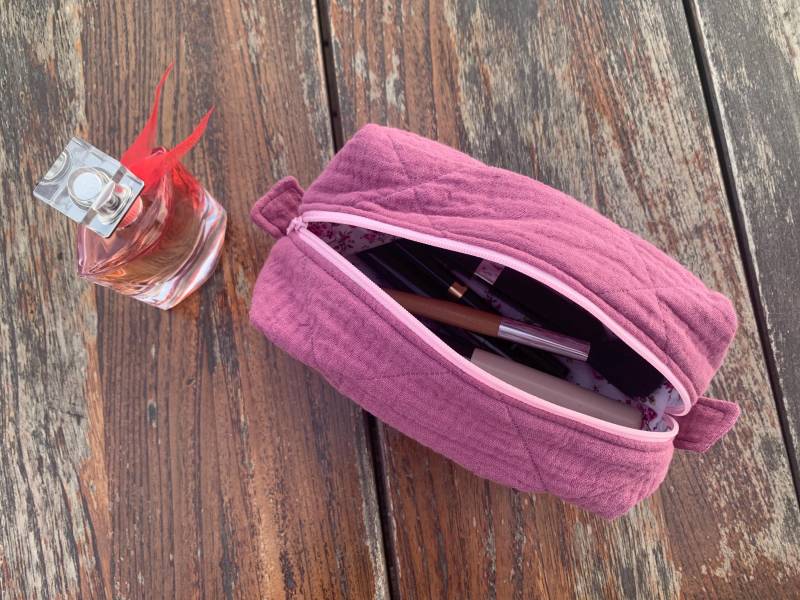 Lila Gesteppte Kosmetiktasche Aus Baumwolle Mit Geblümtem Innenfutter - Schmale Pflaumenfarbene & Kulturtasche Passendes Federmäppchen von ClaireAccessoires