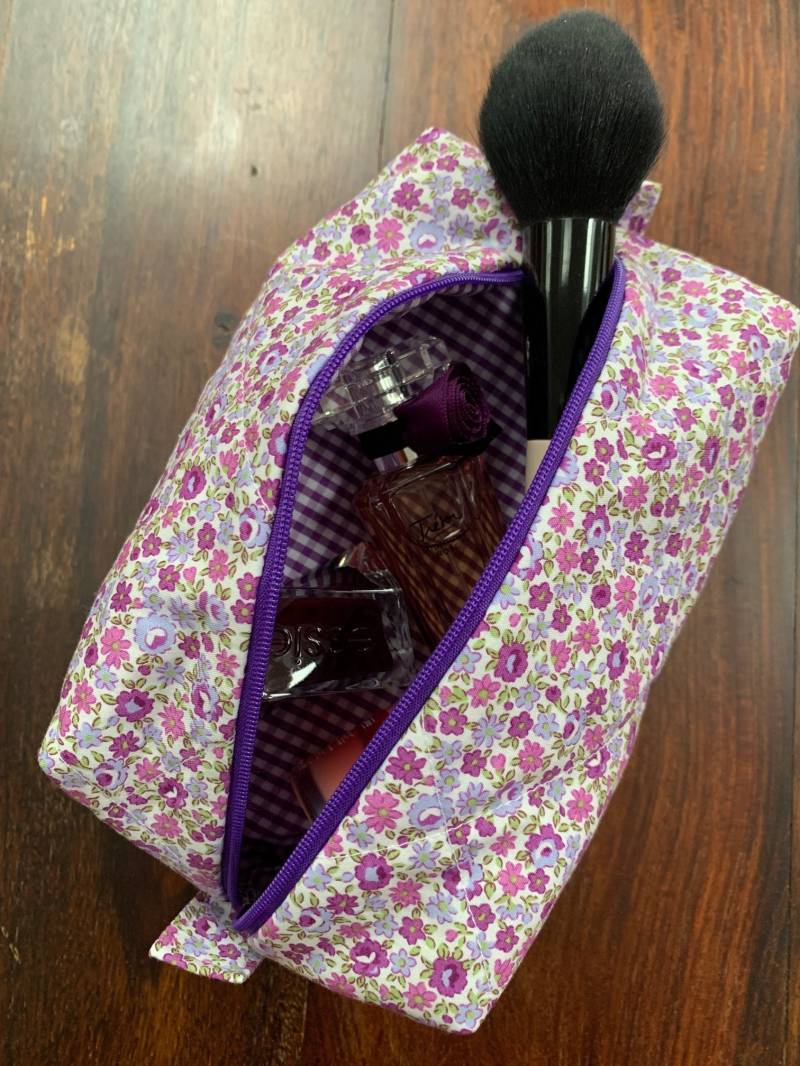 Lilafarbene Geblümte Schminktasche Aus Baumwolle Mit Vichykaro - Große Haarutensilientasche Mauvefarbenen Blumen Geldbörse & Passendes von ClaireAccessoires