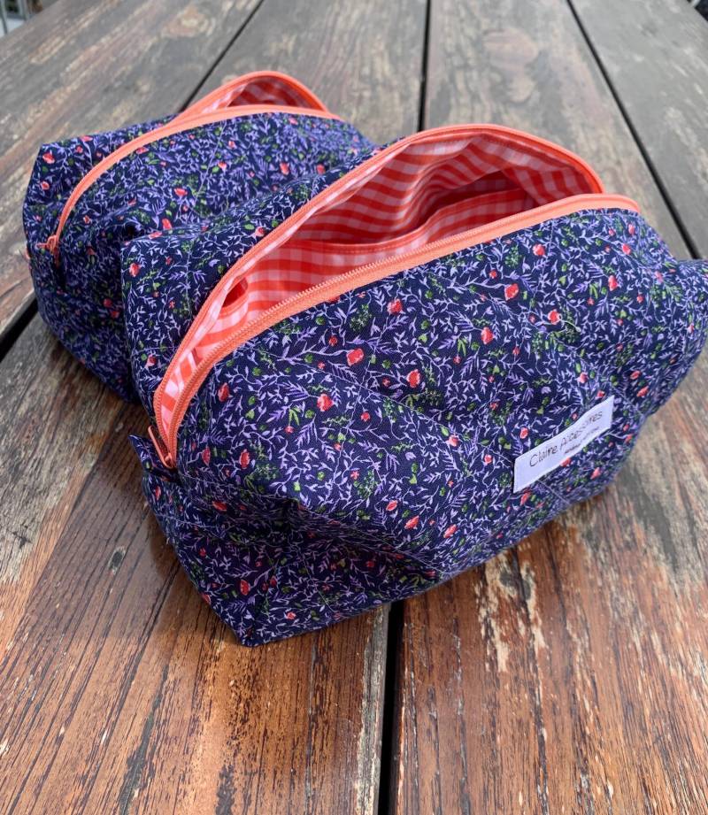 Lilafarbene Geblümte Schminktasche Mit Vichykaro Innenseite - Große Haarwerkzeugtasche Kulturtasche Geldbeutel Und Passendes Federmäppchen von ClaireAccessoires