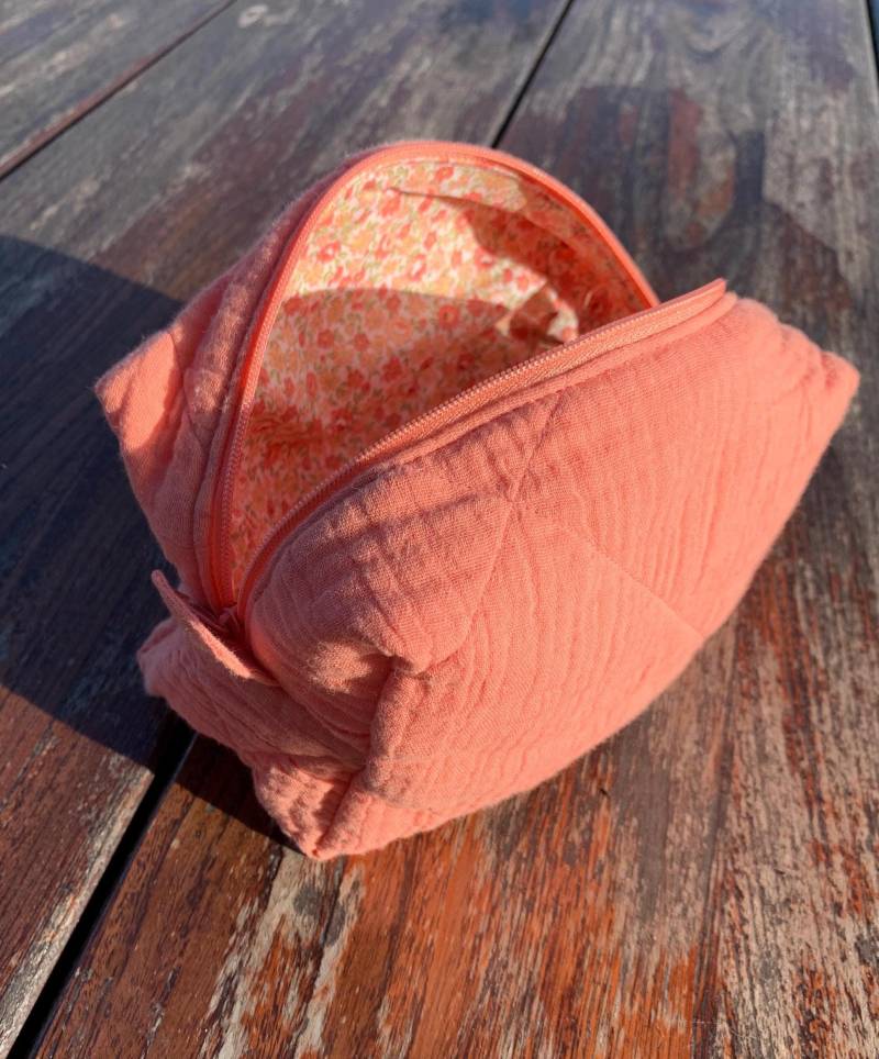 Orange Gesteppte Kosmetiktasche Aus Baumwolle Mit Geblümtem Futter - Handgemachte Ziegelrote Blumen Korallrote Kulturtasche Federmäppchen von ClaireAccessoires