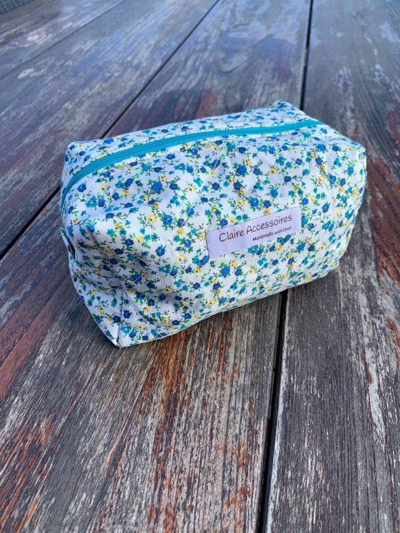 Petrol Farbene Blumen Schminktasche Mit Vichy Karo Innenfutter - Kulturtasche Große Haar Werkzeugtasche Geldtasche, Passendes Federmäppchen & Slim von ClaireAccessoires