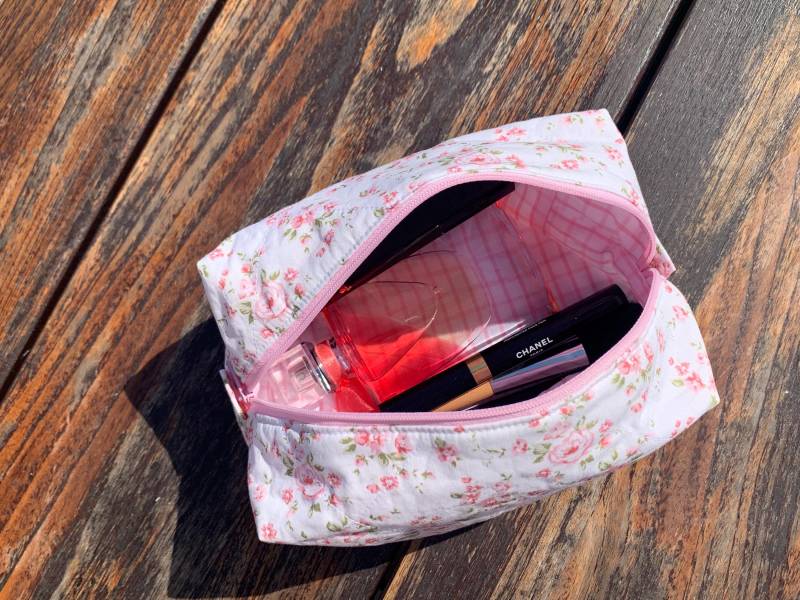 Pink Geblümte Schminktasche - Große Haarwerkzeugtasche Mit Leicht Rosa Vichykarofutter Schmale Geldbörse & Passendes Federmäppchen von ClaireAccessoires
