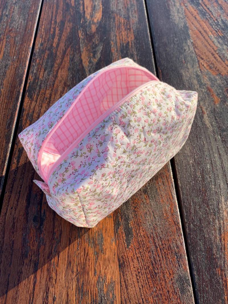 Pink Geblümte Schminktasche - Große Haarwerkzeugtasche Mit Rosa Vichykarofutter Schmale Kosmetiktasche Geldbeutel & Federmäppchen von ClaireAccessoires