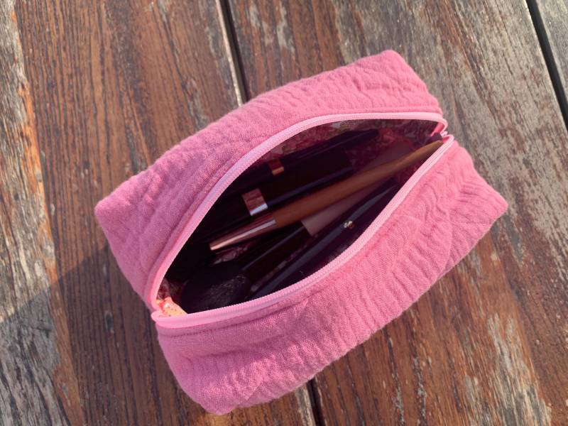 Rosa Gesteppte Kosmetiktasche Aus Baumwolle Mit Geblümtem Innenfutter - Schmale Schminktasche Große Kulturtasche Passendes Federmäppchen Und von ClaireAccessoires