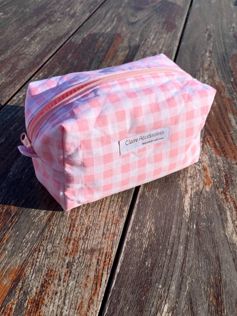 Schminktasche Mit Hellrosa Vichykaro Und Rosa Gestreiftem Innenfutter - Große Haarwerkzeugtasche Kulturtasche Geldbörse Passendes Federmäppchen von ClaireAccessoires