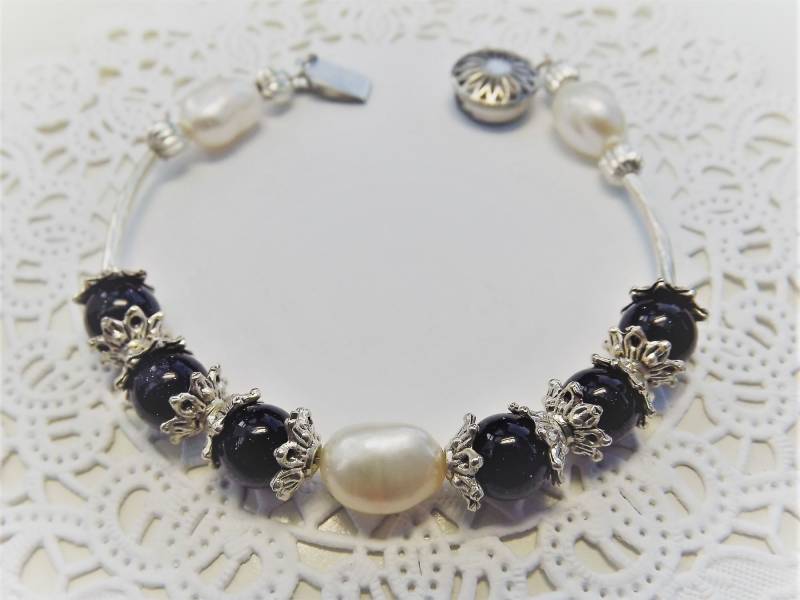 Blauer Sandstein Und Weiße Perle Edelstein Armband von ClaireElizabeths