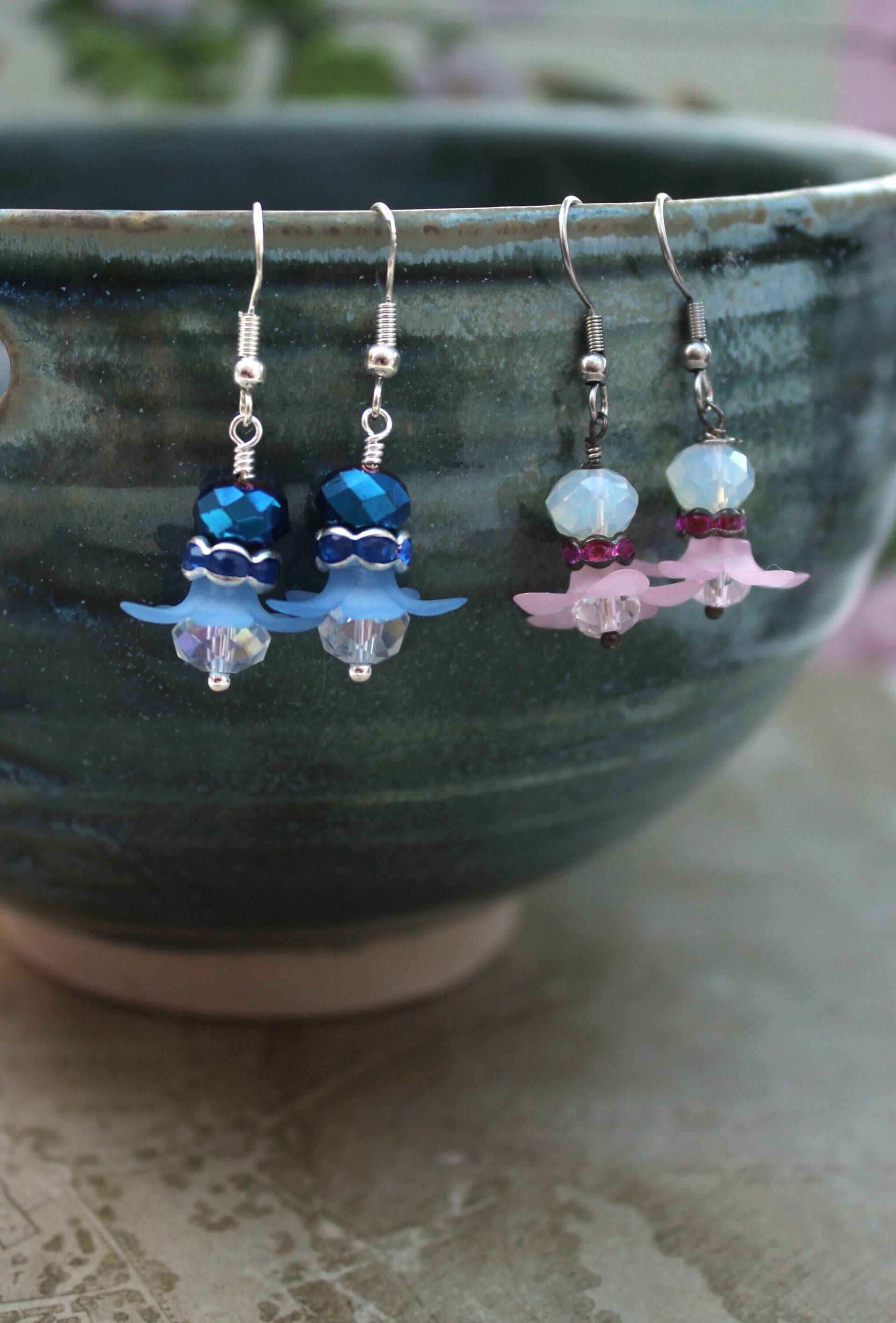 Blumen Ohrringe Mit Pastellfarbenen Blütenblättern Und Kristallperlen - Ein Süßes Funkelndes Geschenk Für Frühling Oder Sommer Vintage Stil von ClaireElizabeths