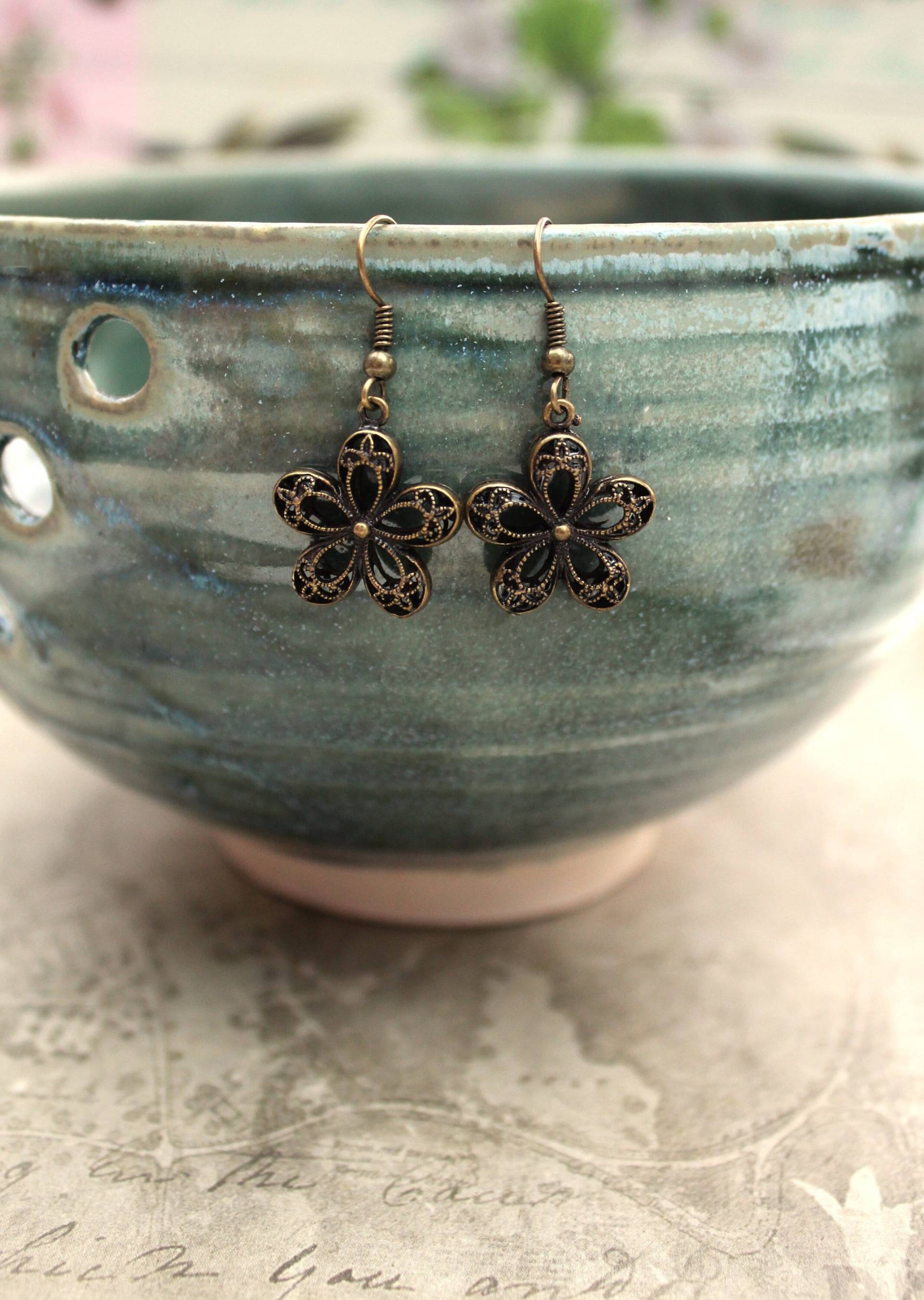 Filigrane Gänseblümchen Ohrringe Aus Messing - Vintage Blumenschmuck, Ohrringe, Zeitlose Filigrane Geschenk Für Sie von ClaireElizabeths