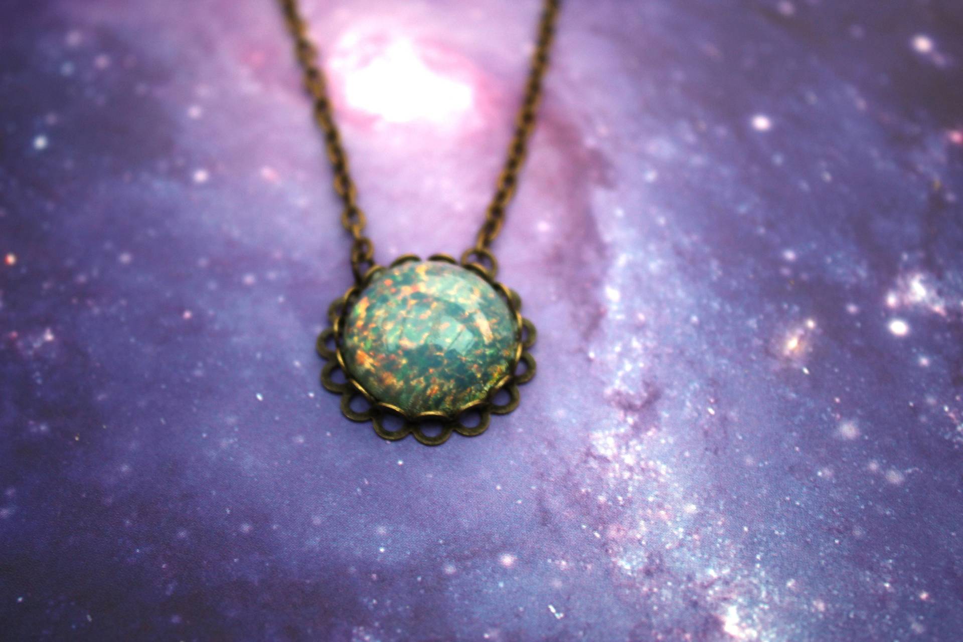 Funkelnde Glas Opal Anhänger Halskette in Messing Cameo Fassung - Vintage Stil Cabochon Mit Effekt, Geschenk Für Sie von ClaireElizabeths