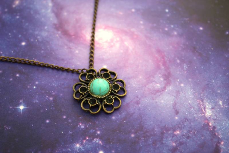 Gefärbter Blauer Howlith Anhänger in Bronze Ton Lacey Daisy Cameo - Türkis-Ähnlicher Cameo, Halbedelstein Geschenk Gefärbter Blauer Howlith Anhänger in Bronze Ton Lacey Daisy Cameo - Türkis-Ähnlicher Cameo, Halbedelstein Geschenk von ClaireElizabeths