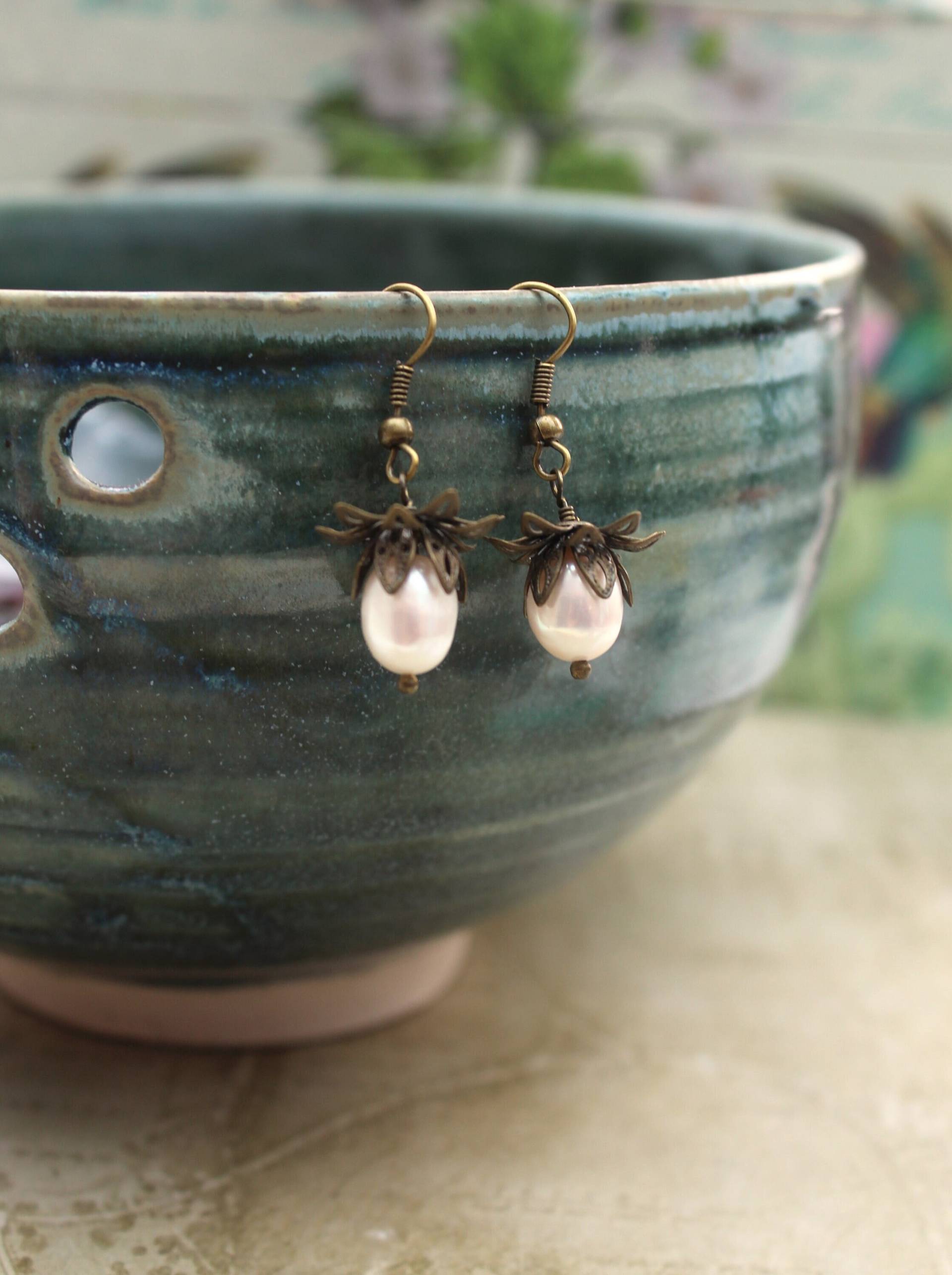 Handgemachte Perle Seerosen Ohrringe - Echte Perlen Ohrringe, Seerose Blumenschmuck, Geschenk Für Sie von ClaireElizabeths