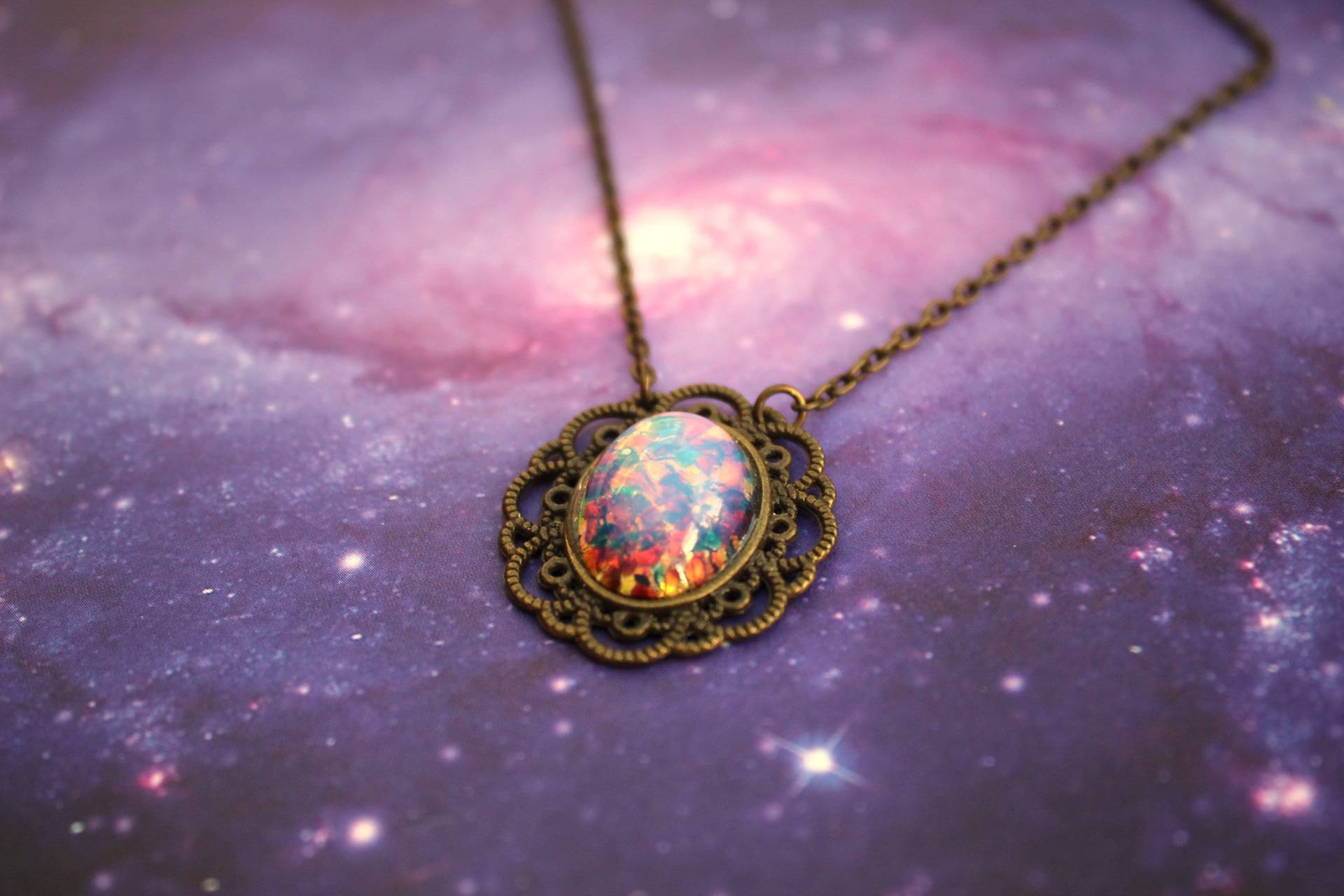 Irisierende Glasopal Anhänger Halskette in Antik Cameo - Stil Mit Metallfolien, Vintage Stil, Geschenk Für Sie von ClaireElizabeths