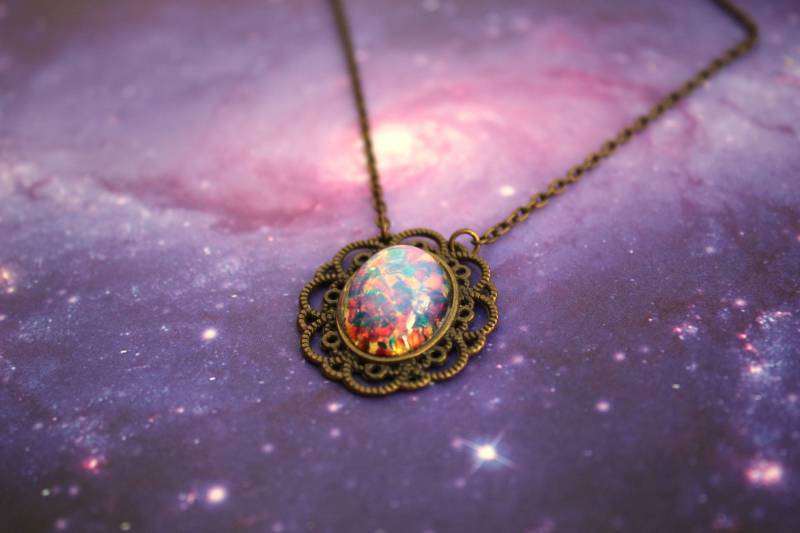 Irisierende Glasopal Anhänger Halskette in Antik Cameo - Stil Mit Metallfolien, Vintage Stil, Geschenk Für Sie Irisierende Glasopal Anhänger Halskette in Antik Cameo - Stil Mit Metallfolien, Vintage Stil, Geschenk Für Sie von ClaireElizabeths