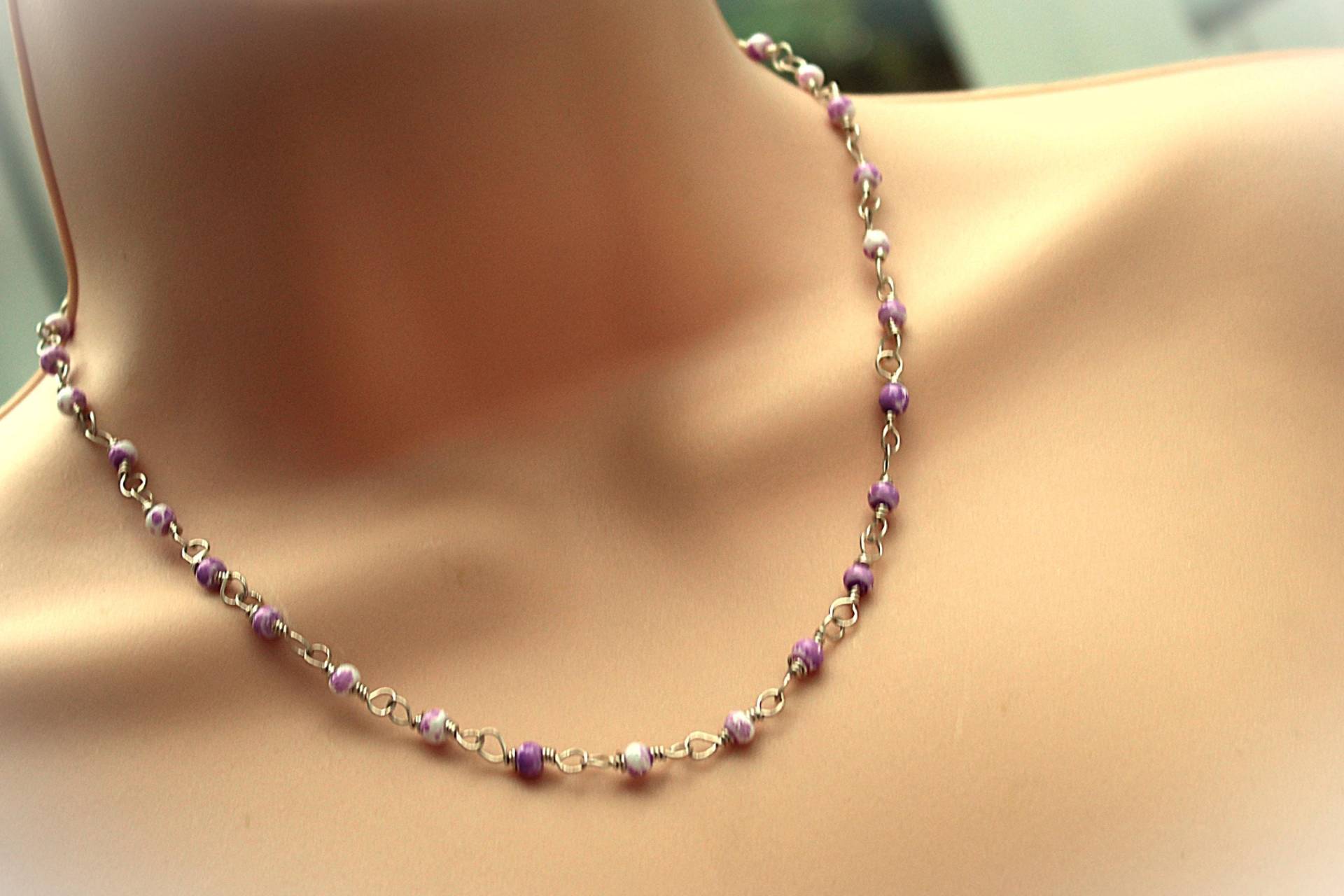 Lila Und Weiße Emaille Perlenkette - Rosenkranz, Versilbert, Einstellbare Länge, Lila Weißer Schmuck, Geschenk Für Sie von ClaireElizabeths