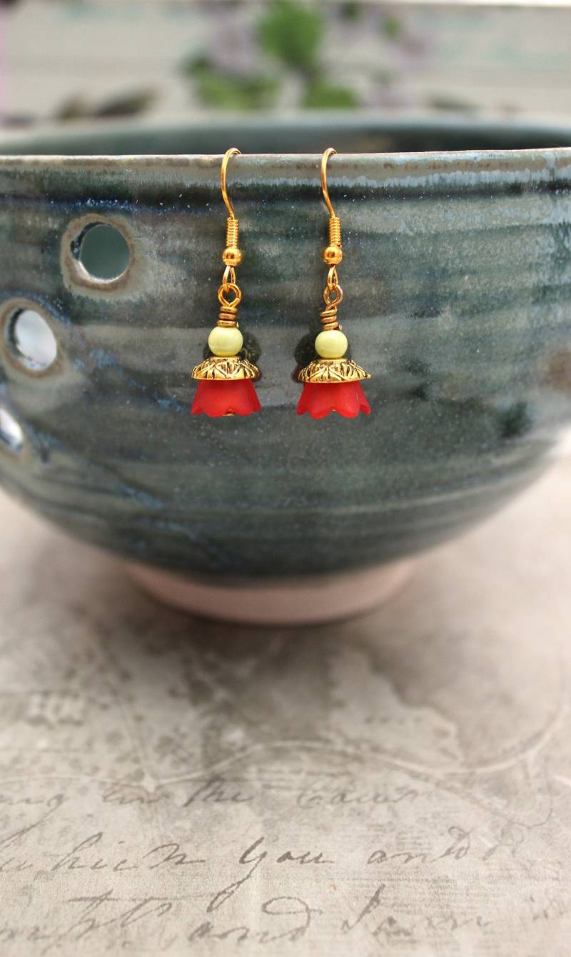 Lucite Blumen Ohrringe Mit Vergoldeten Perlenkappen, Rot Und Grün Schmuck, Floral Charm - Leichte Ohrringe, Geschenk Für Sie von ClaireElizabeths