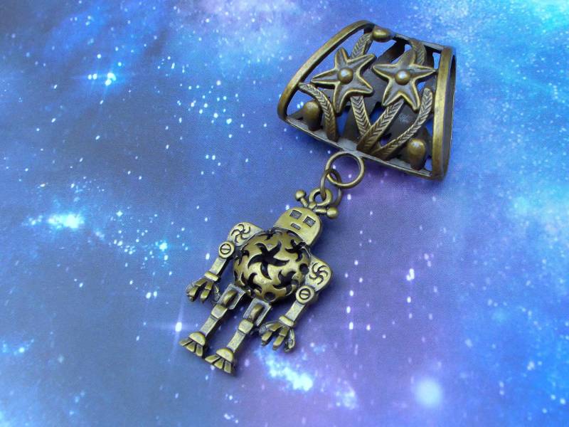 Messingfarbene Anhängeröse Für Schals Mit Floralem Muster & Roboter Anhänger - Einzigartiger Schalschmuck, Geschenk Schalliebhaber Messingfarbene Anhängeröse Für Schals Mit Floralem Muster & Roboter Anhänger - Einzigartiger Schalschmuck, Geschenk Schalliebhaber von ClaireElizabeths