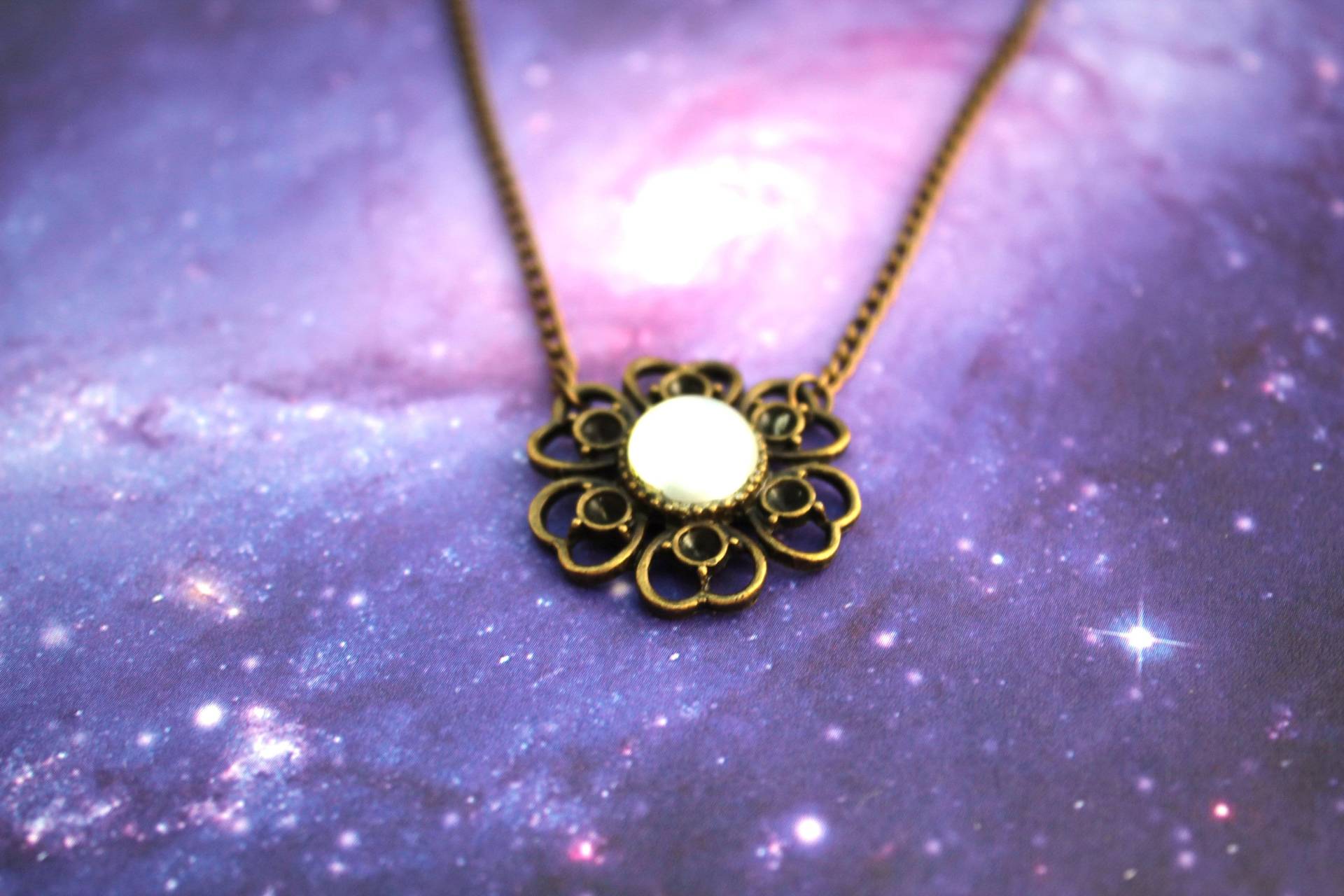 Milchglas Gänseblümchen Anhänger Halskette Messing Ton - Vintage Style Floral Halskette, Cameo Geschenk Für Sie, Charme von ClaireElizabeths