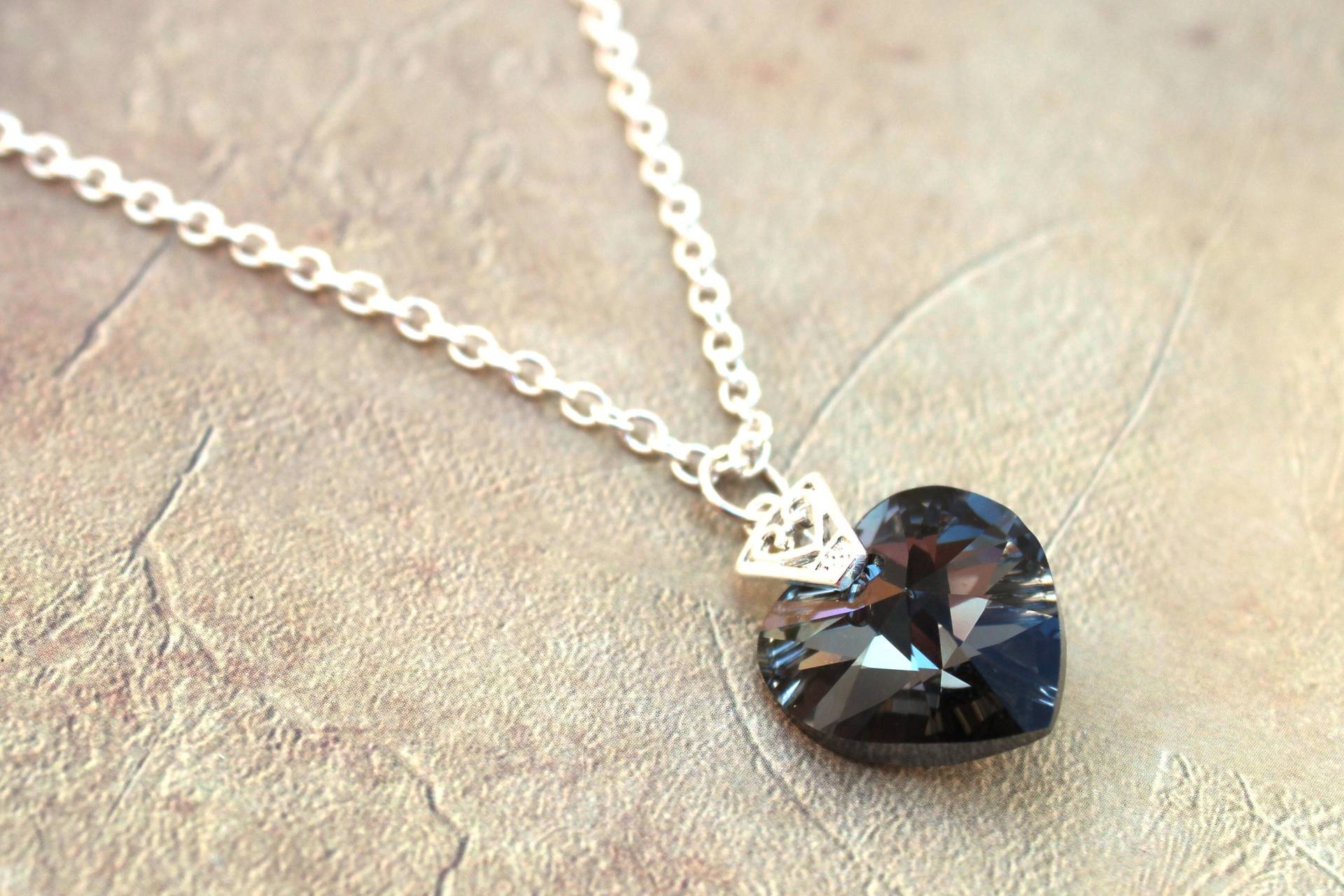 Swarovski Kristall Herz Halskette - Schwarz Und Funkelnd Schmuck, Dark Heart Mit Einzigartiges Mysteriöses Accessoire von ClaireElizabeths