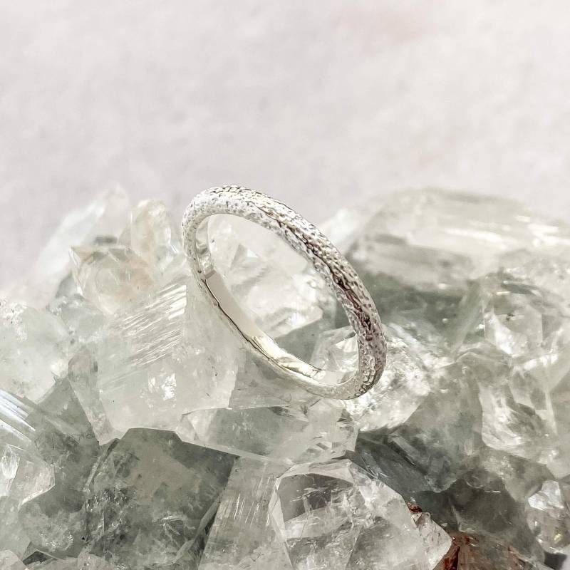 Antiker Texturierter Silberring Aus Recyceltem Silber | Ethisch Hergestellte Ring Demi Fine Recycled Stapelring von ClaireHillDesigns