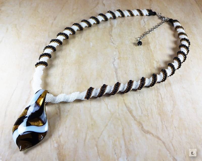 Black & White Halskette Mit Anhänger Murano Stil. Glasmurmeln. Weberei Cellini Spirale Black & White Halskette Mit Anhänger Murano Stil. Glasmurmeln. Weberei Cellini Spirale von Claireetsesperles