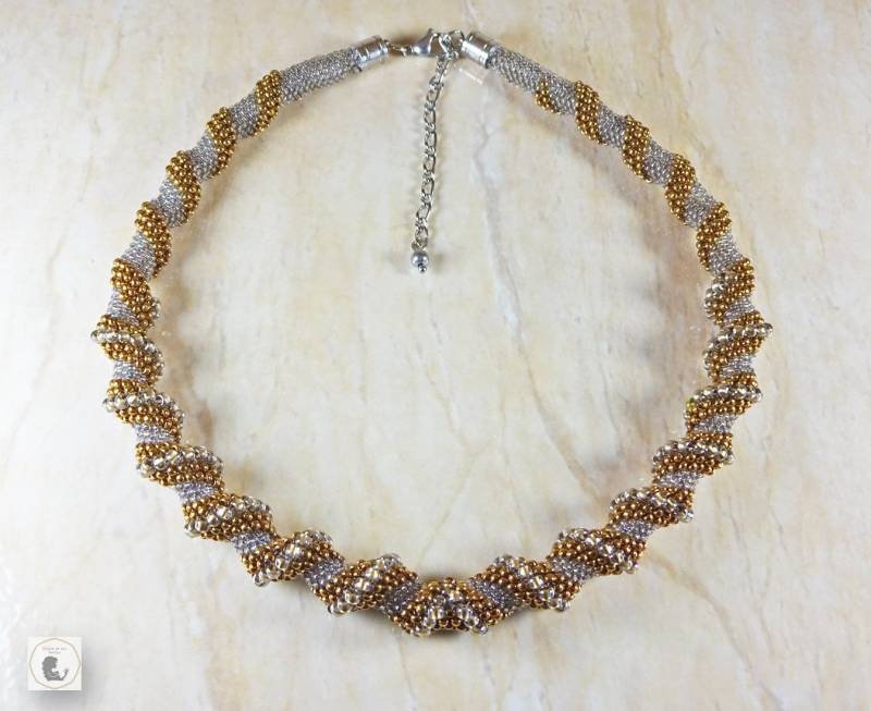 Bronze-Halskette, Gold Und Elfenbein Getönte Kristall. Glasmurmeln. Weberei Cellini Spirale Bronze-Halskette, Gold Und Elfenbein Getönte Kristall. Glasmurmeln. Weberei Cellini Spirale von Claireetsesperles