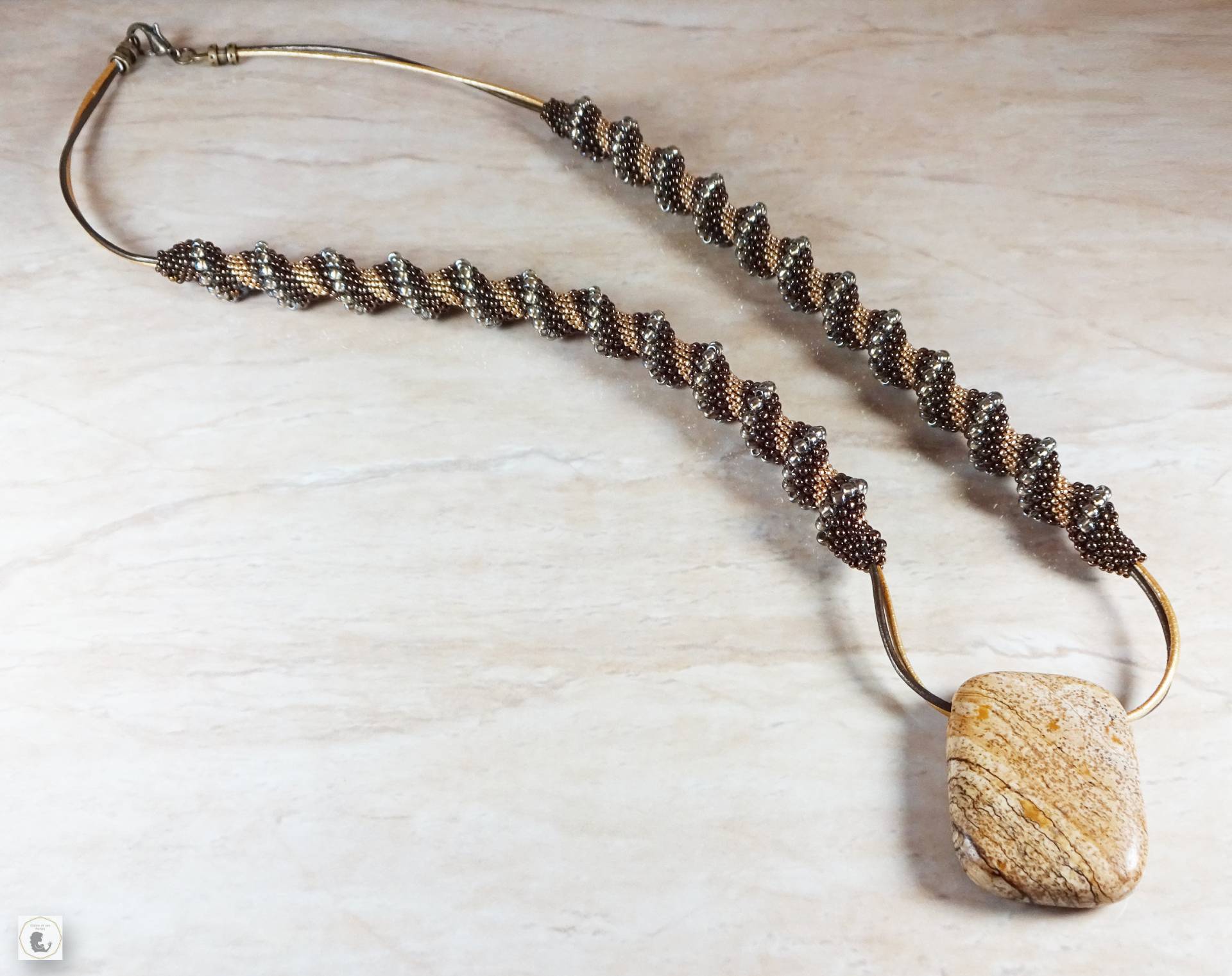 Gold Und Bronze Halskette Mit Einem Stein Jaspis Anhänger. Glasmurmeln. Weberei Cellini Spirale Gold Und Bronze Halskette Mit Einem Stein Jaspis Anhänger. Glasmurmeln. Weberei Cellini Spirale von Claireetsesperles
