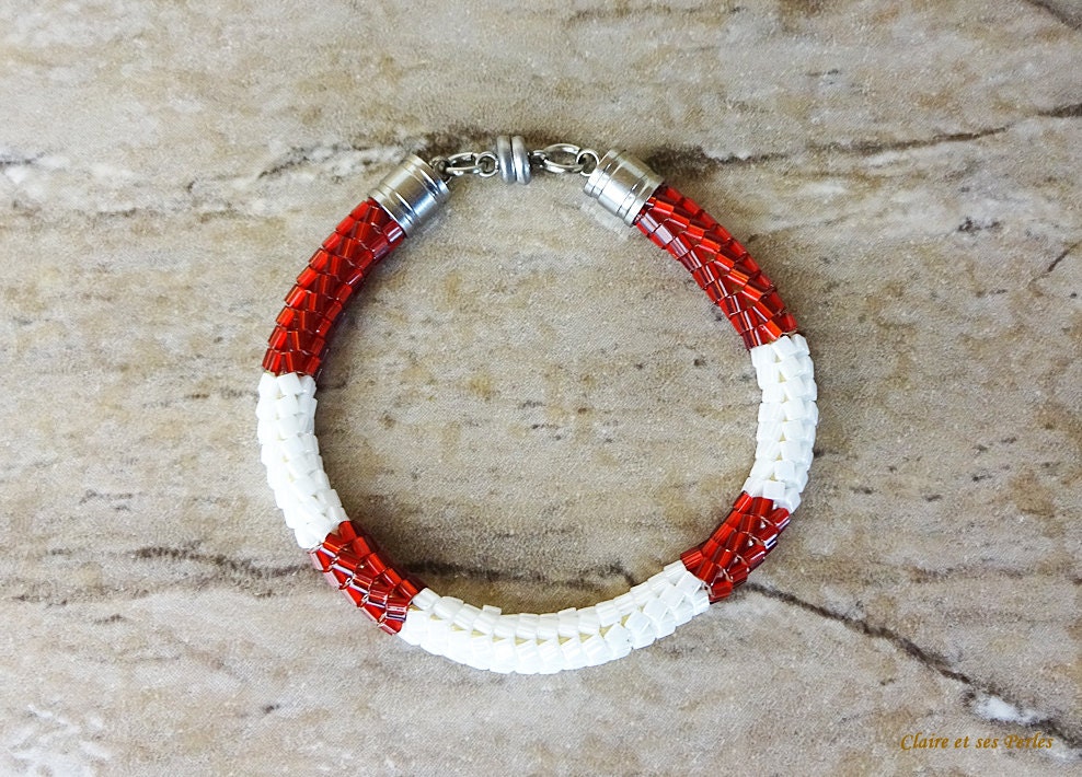 Roten Und Weißen Glas Bead Armband. Fischgrat-Gewebe Roten Und Weißen Glas Bead Armband. Fischgrat-Gewebe von Claireetsesperles