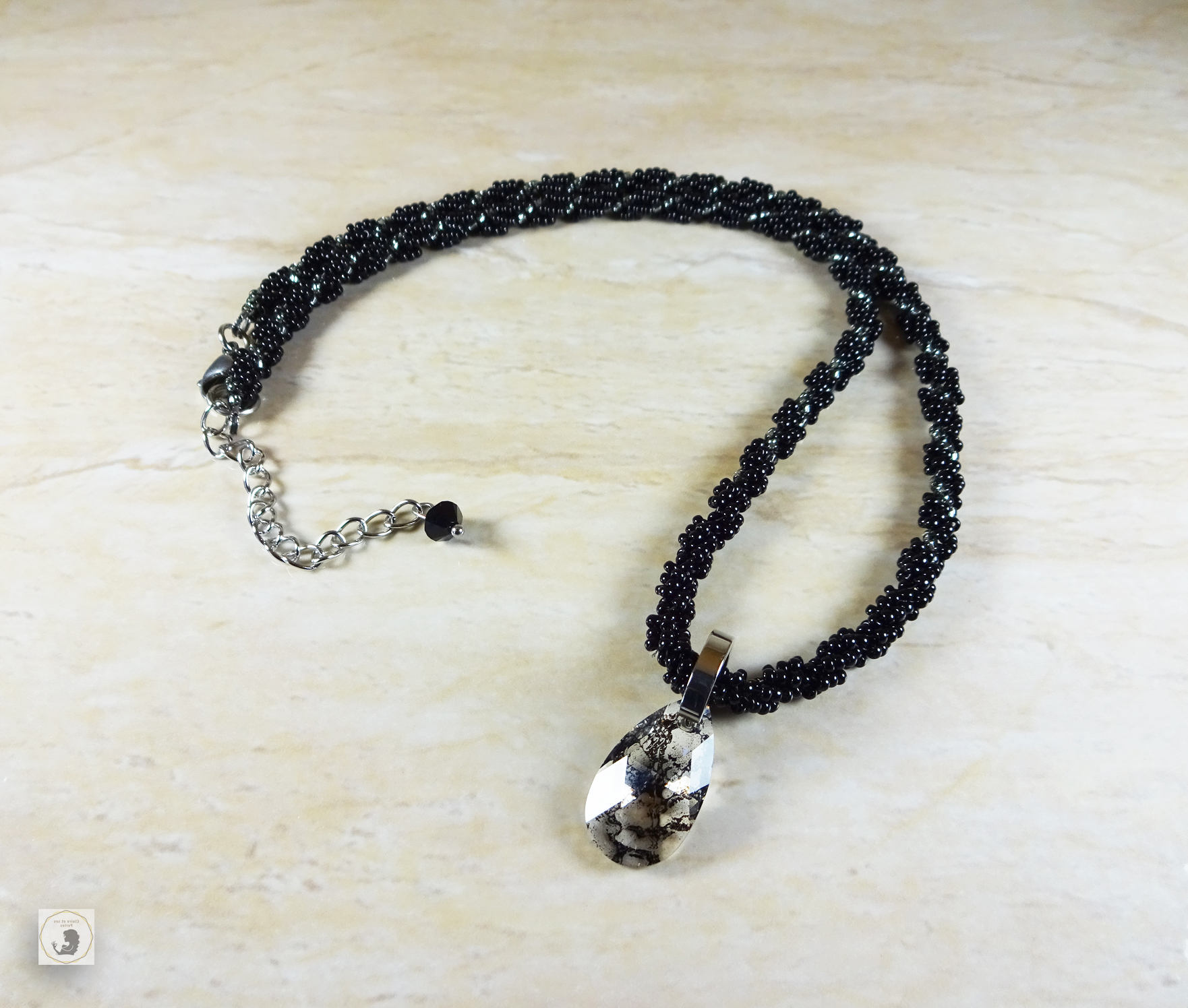 Schwarz Und Silber Halskette Mit Einem Anhänger Swarovski Crystal. Spirale Zu Weben. Set Ohrringe | Optional Schwarz Und Silber Halskette Mit Einem Anhänger Swarovski Crystal. Spirale Zu Weben. Set Ohrringe | Optional von Claireetsesperles